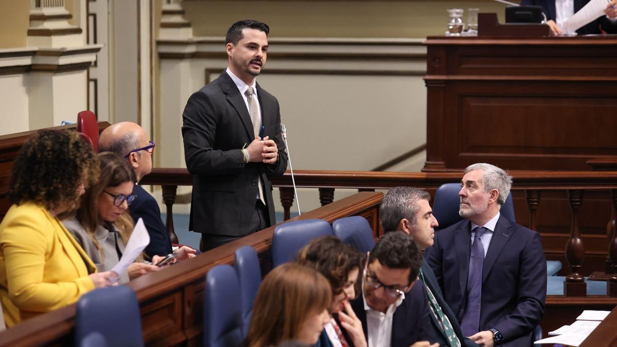 El presidente Fernando Clavijo escucha en su escaño la intervención de David Toledo.