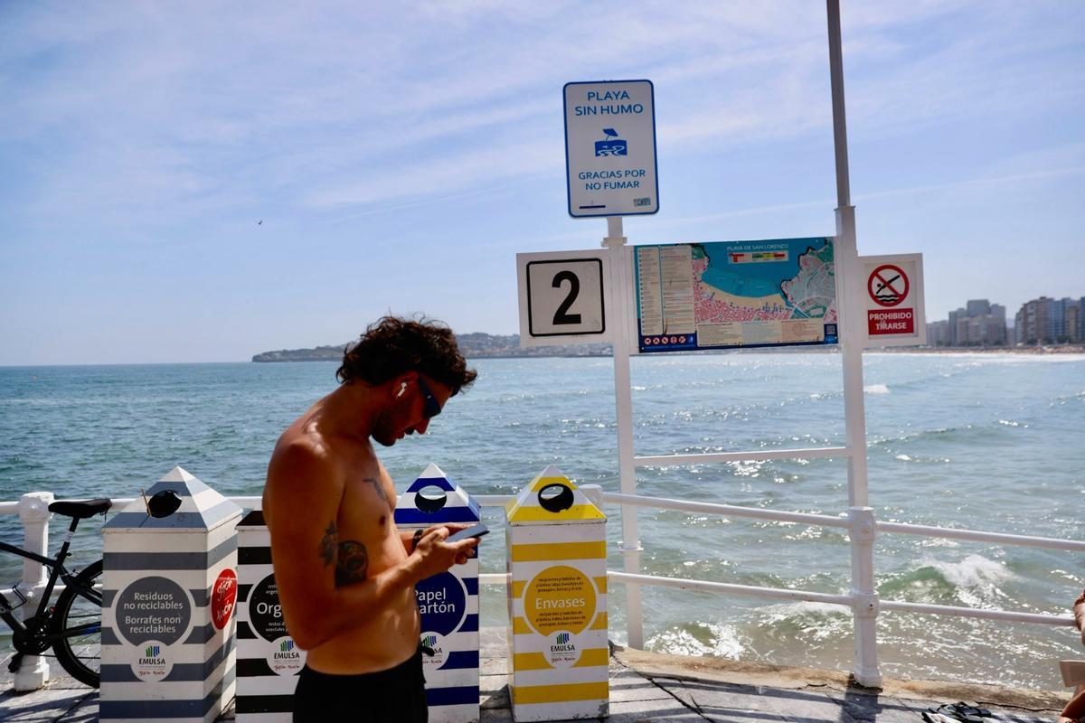 Ymer Pérez, en la playa de San Lorenzo de Gijón.