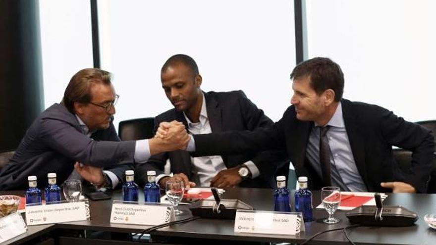 Quico Catalán (Levante UD) y Mateu Alemany (Valencia CF) se saludan durante la asamblea de la Liga.