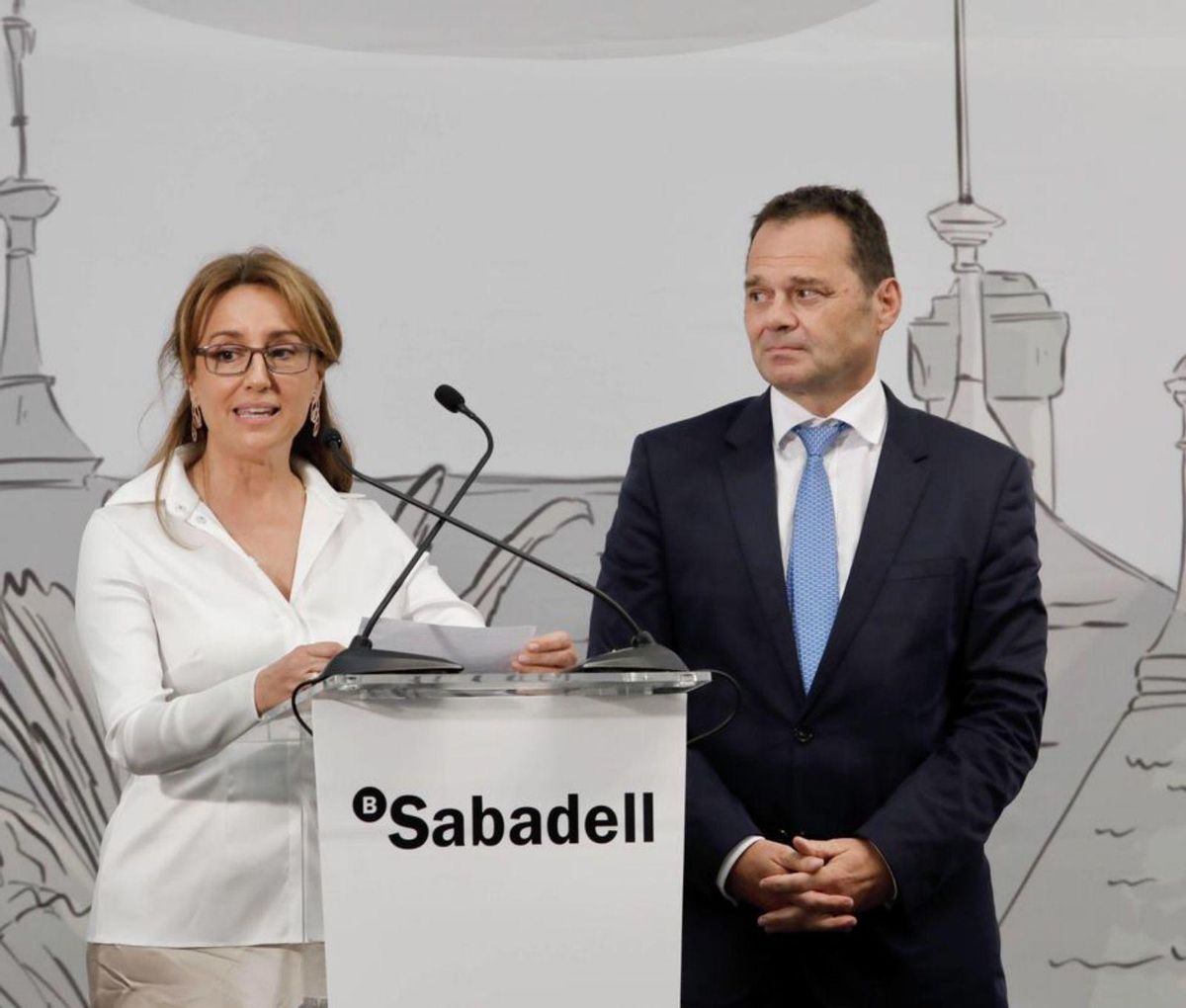 María Obdulia Fernández y Víctor Madera, en la gala en Gijón en la que recibieron el premio «Álvarez Margaride» a la trayectoria empresarial. | MARCOS LEÓN