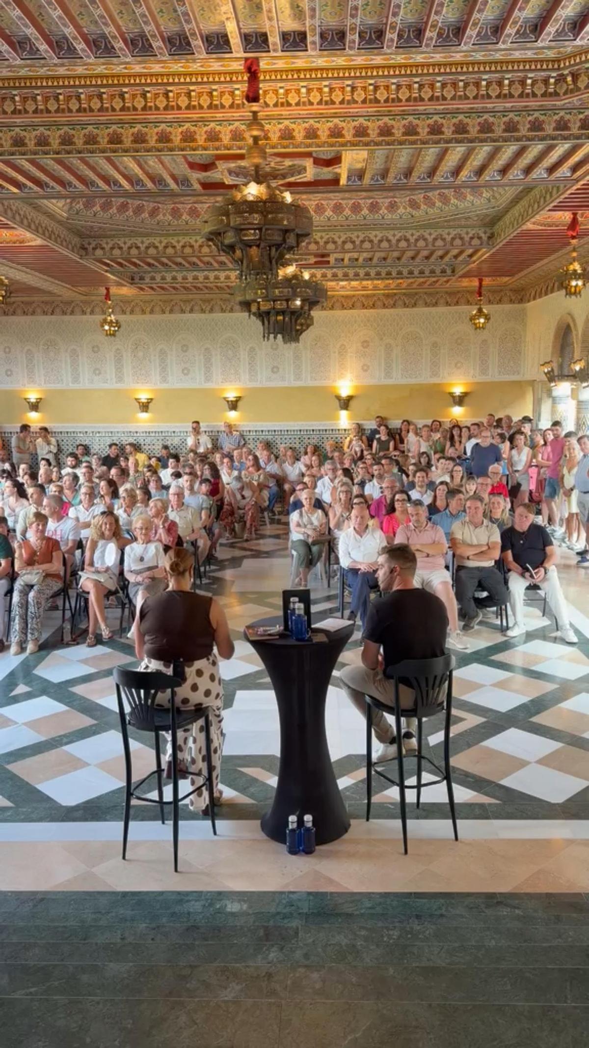 Público asistente en la sala árabe del Palacio de Anna.