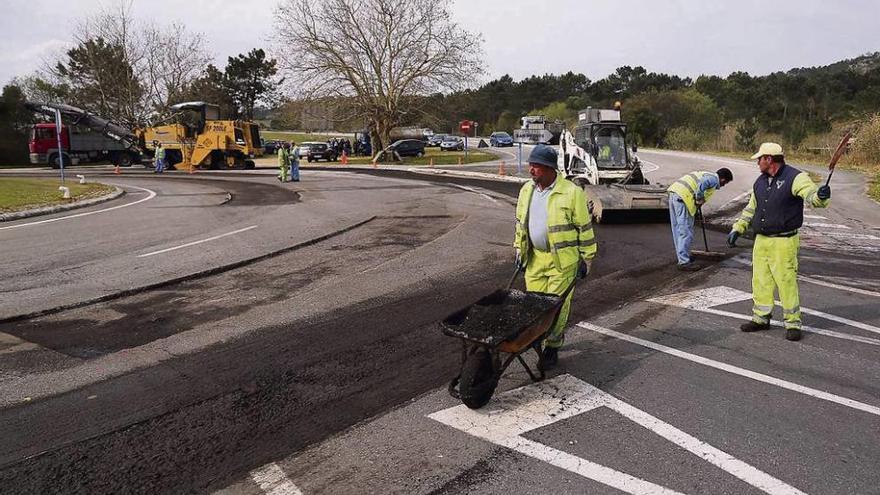 La mejora de seguridad vial en el istmo de A Lanzada comenzó en la rotonda de San Vicente. // Muñiz