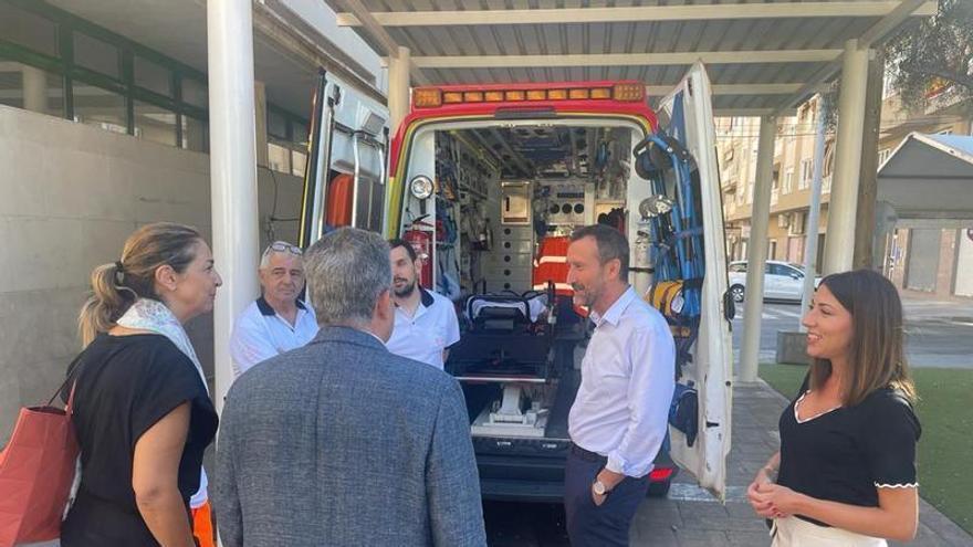 El alcalde y la edil de Sanidad, junto a representantes sanitarios, en la presentación de la ambulancia de El Altet