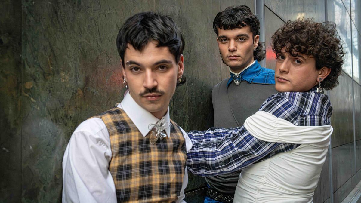 Vicenç, Àngel y Ferran conforman Fades, una queerband en catalán.