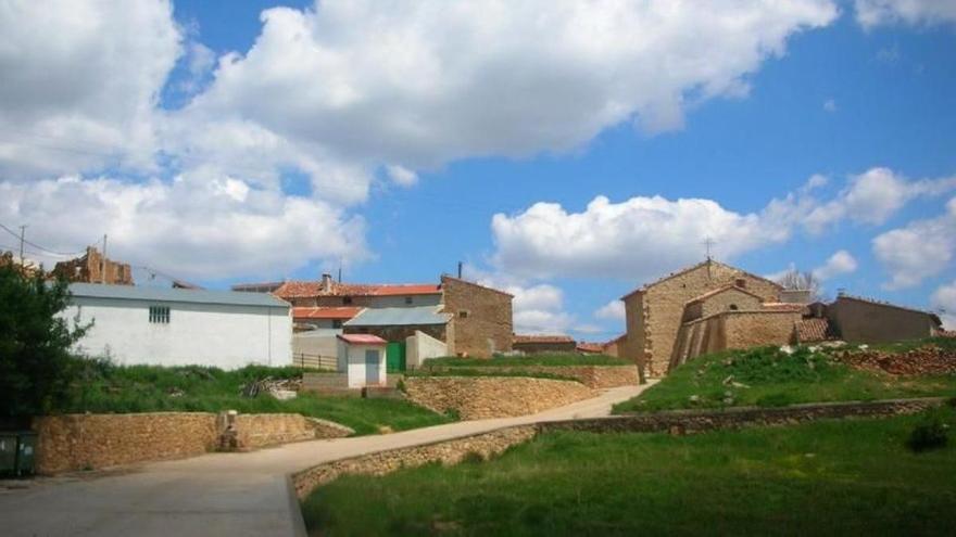 El pueblo menos poblado de Aragón está en la provincia de Teruel.