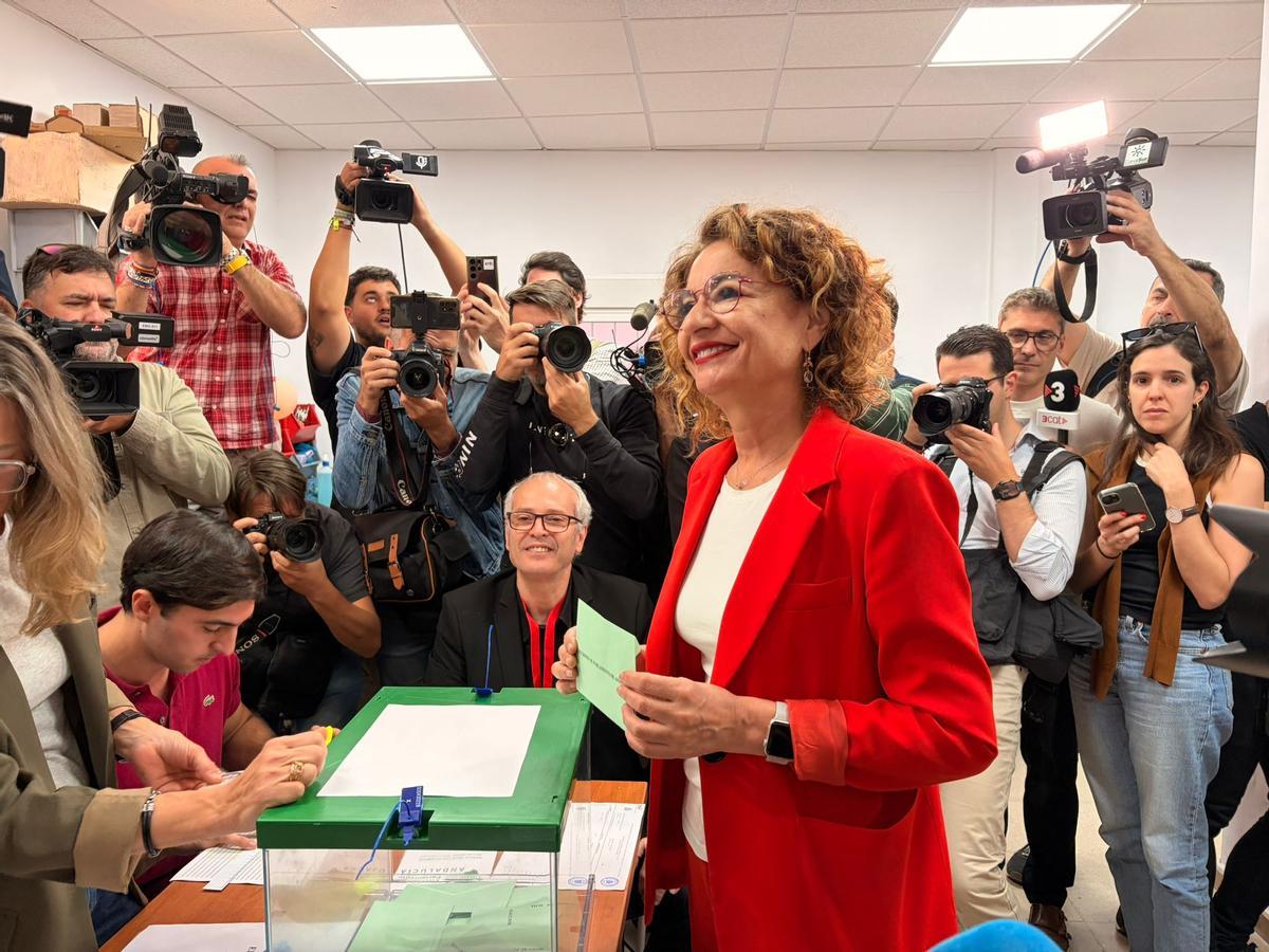 La candidata del PSOE-A, María Jesús Montero, vota en Sevilla.