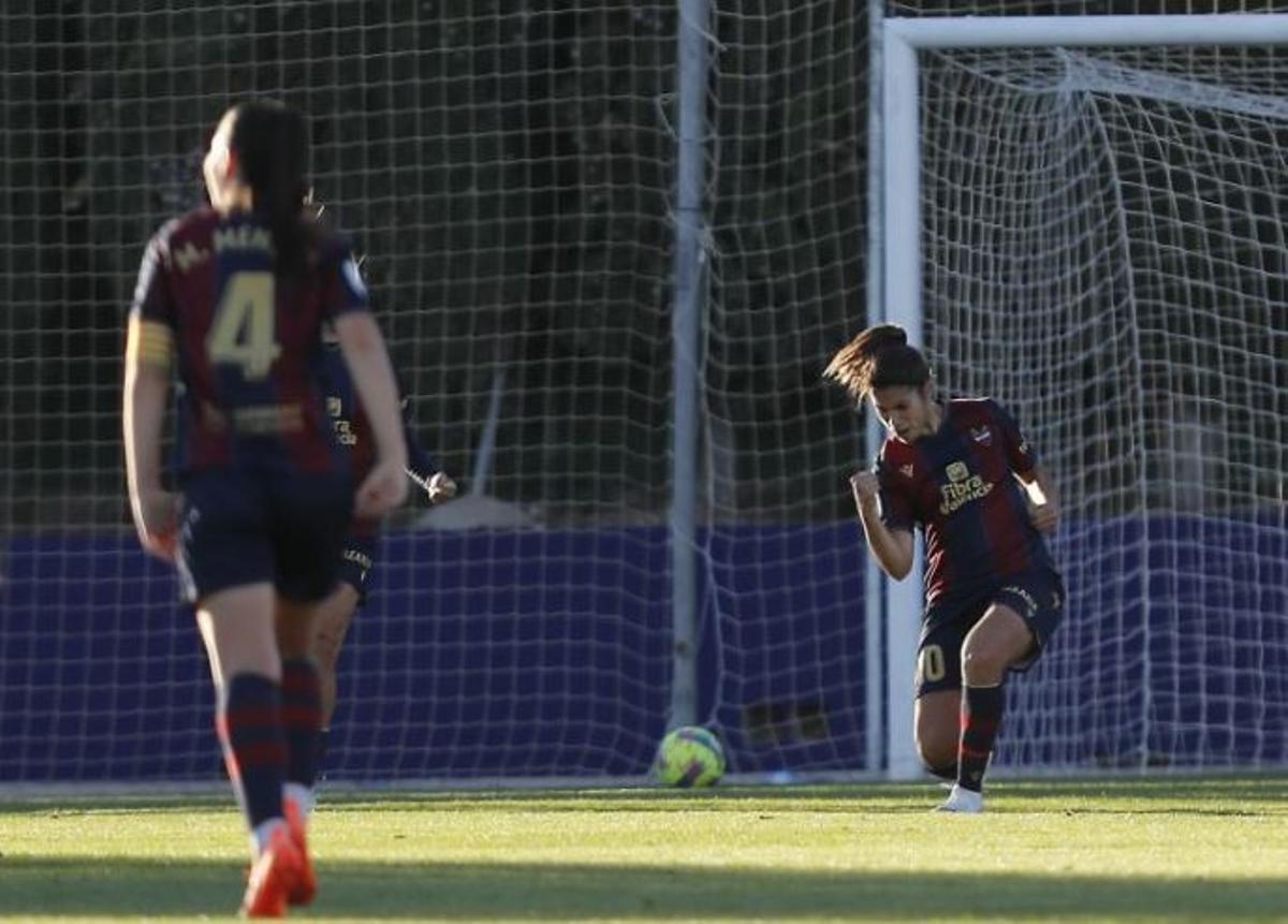 Redondo celebra un gol dels tres que li ha marcat a la Reial Societat