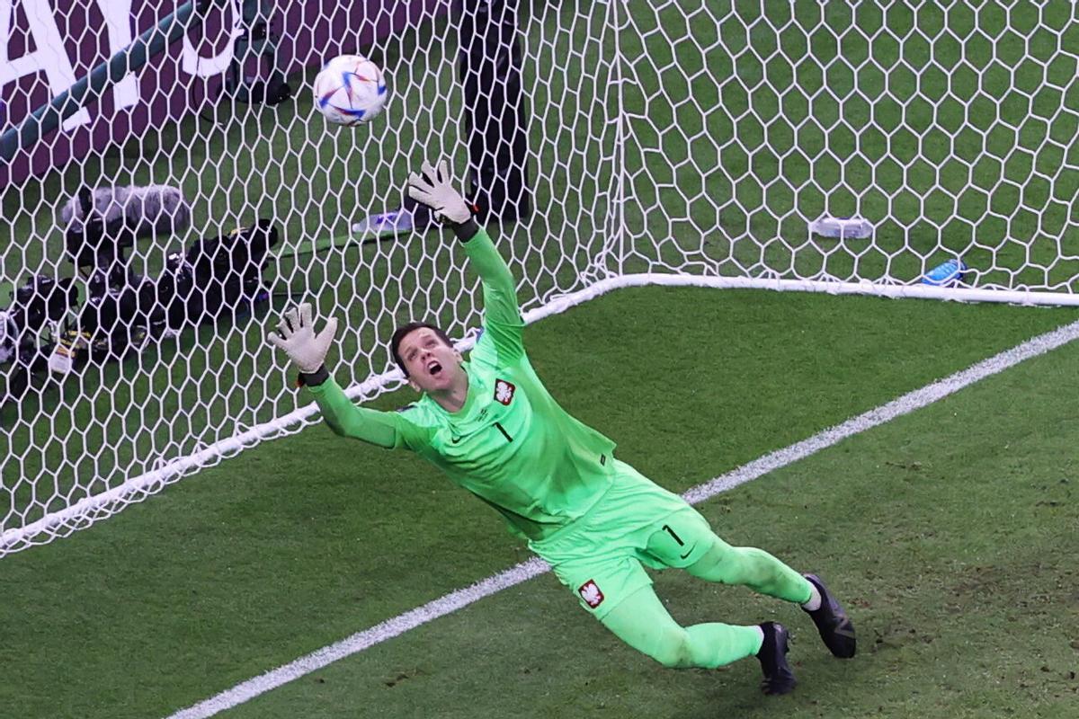 Doha (Qatar), 04/12/2022.- Goalkeeper Wojciech Szczesny of Poland fails to save the 2-0 goal by Kylian Mbappe of France during the FIFA World Cup 2022 round of 16 soccer match between France and Poland at Al Thumama Stadium in Doha, Qatar, 04 December 2022. (Mundial de Fútbol, Francia, Polonia, Catar) EFE/EPA/Abedin Taherkenareh