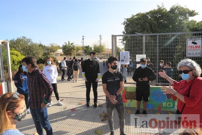 Los alumnos del IES Los Molinos (Cartagena) se concentran para pedir más profesores