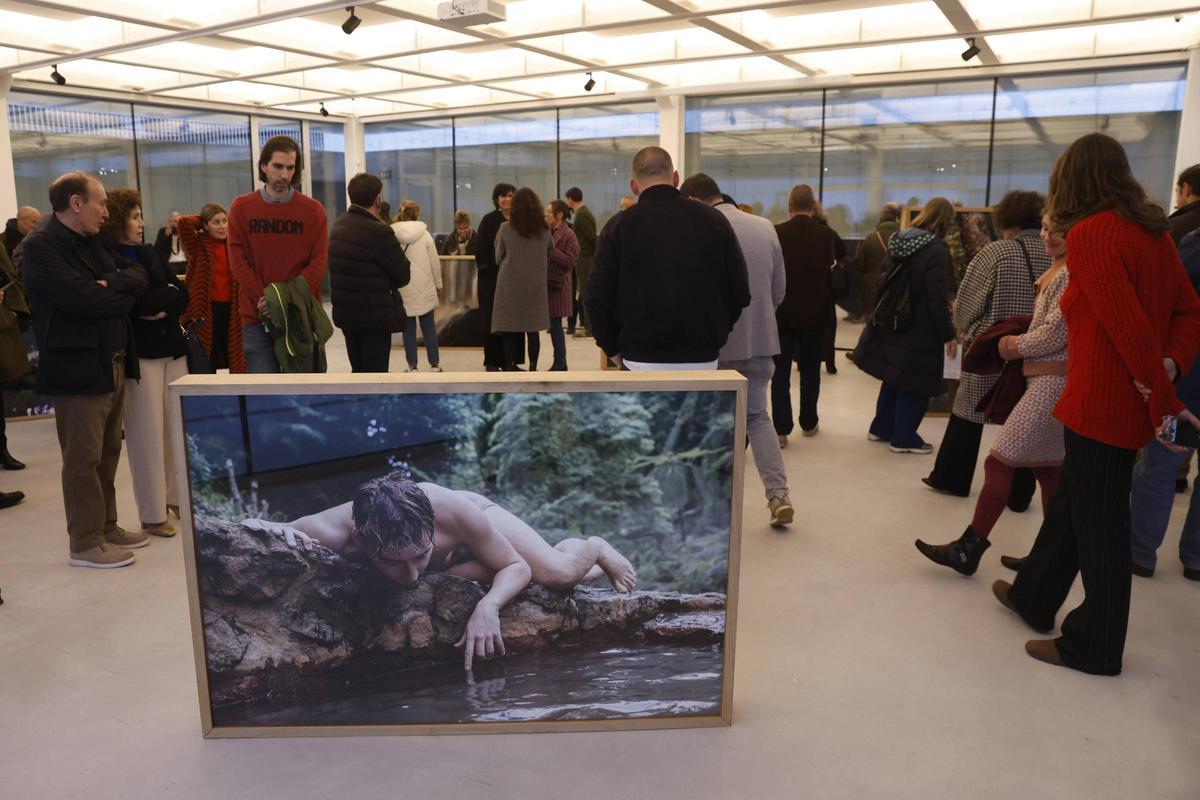 Asistentes a la inauguración de la exposición de la artista portuguesa Sandra Rocha.