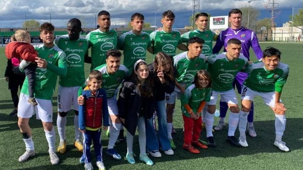 Once inicial del Moralo, junto a varios niños, antes del partido ante el Coria.