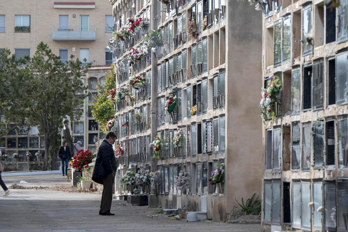Los cementerios se llenan el 1 de noviembre, día de Todos los Santos 2025, en Barcelona