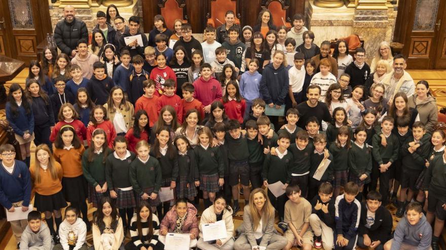 Escolares de A Coruña con la alcaldesa Inés Rey y la concejal Diana Cabanas. | LOC