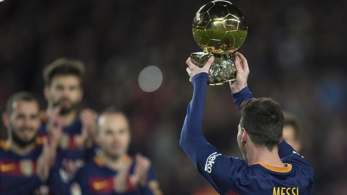 Leo Messi levanta el Balón de Oro del 2015 en el Camp Nou, en enero pasado.