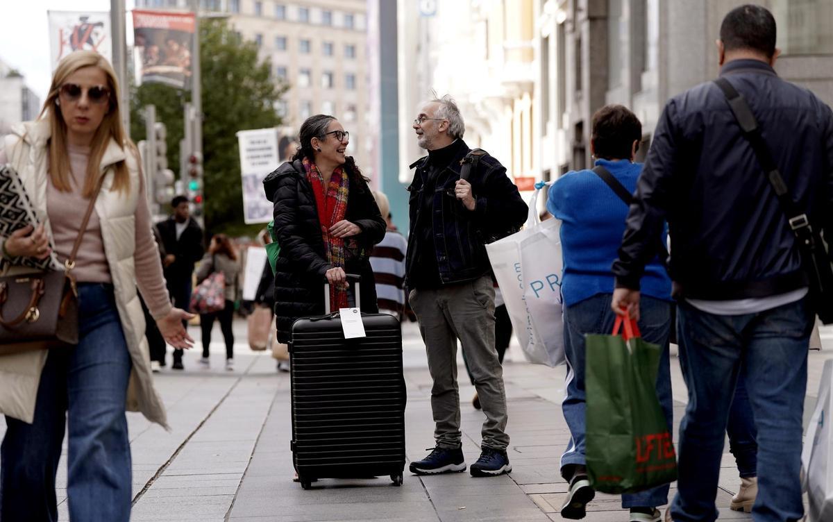 Una pareja argentina que lleva un mes recorriendo Europa va a aprovechar su última parada en Madrid, donde han comprado una maleta, para comprar ropa.