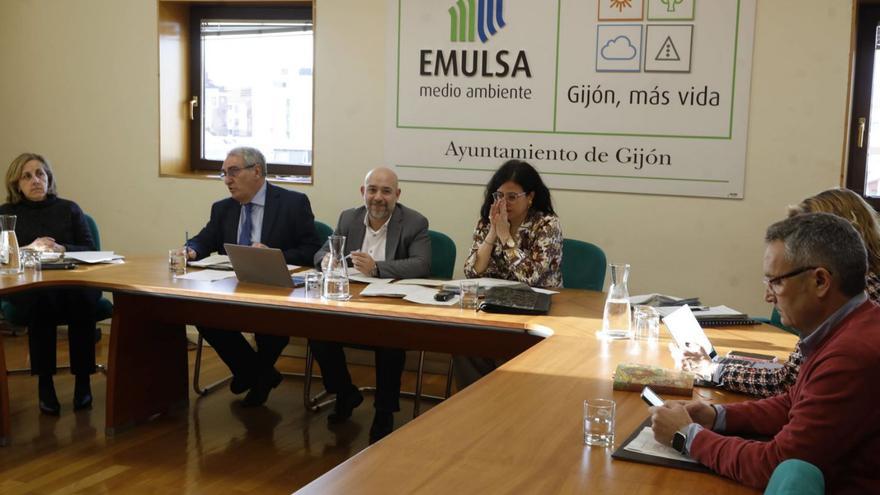 Rodrigo Pintueles, entre el gerente Ramón Cañal y la secretaria del consejo, Inmaculada Fernández Gancedo, en la reunión del consejo de Emulsa.