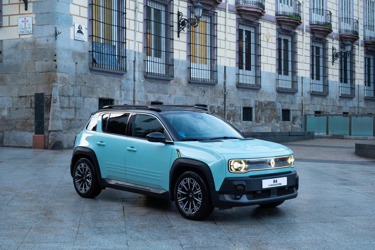 El coche se ofrece con dos motores de 120 y 150 CV asociados a baterías de 40 kWh y 52 kWh