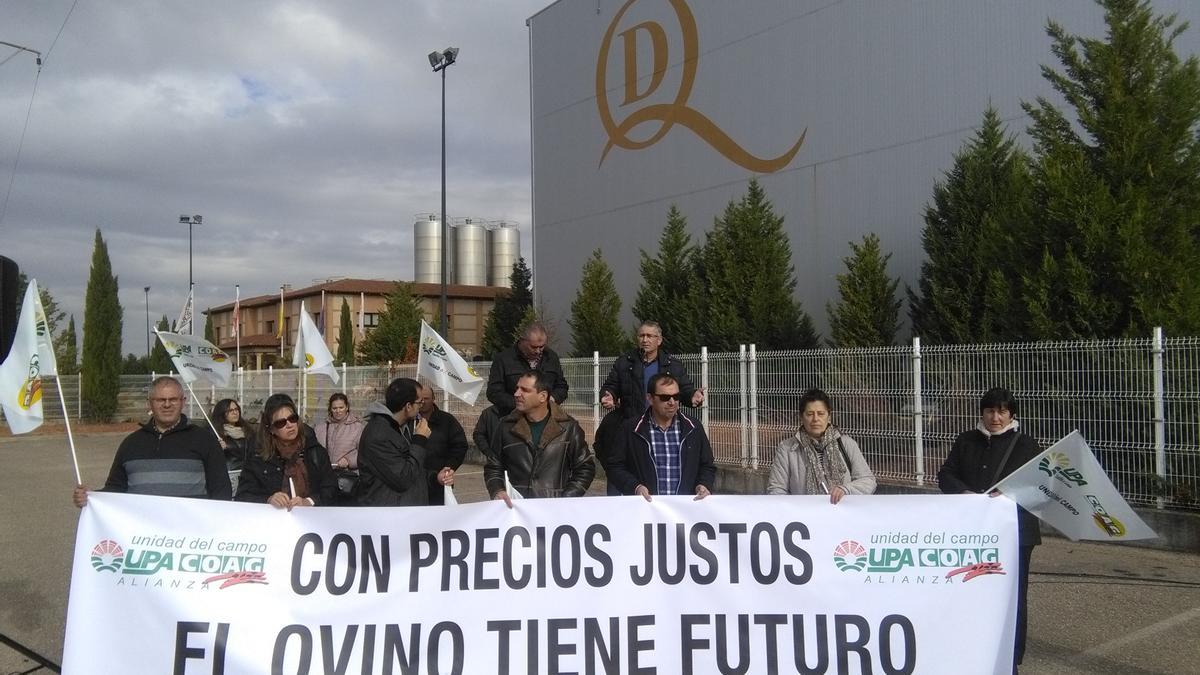 Ganaderos de la provincia, en una movilización celebrada en las puertas de la fábrica de Toro