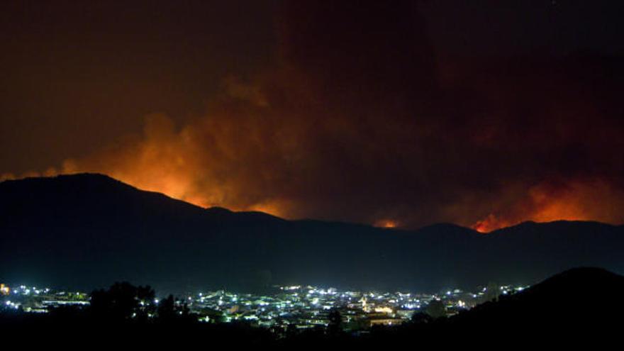 Cientos de desalojados por el incendio en Riotinto