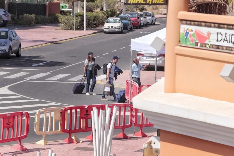 Seguimiento a los alojados en el Hotel H10 de Adeje. Saliendo turistas y consejera sanidad Teresa Cruz Oval  | 28/02/2020 | Fotógrafo: María Pisaca Gámez