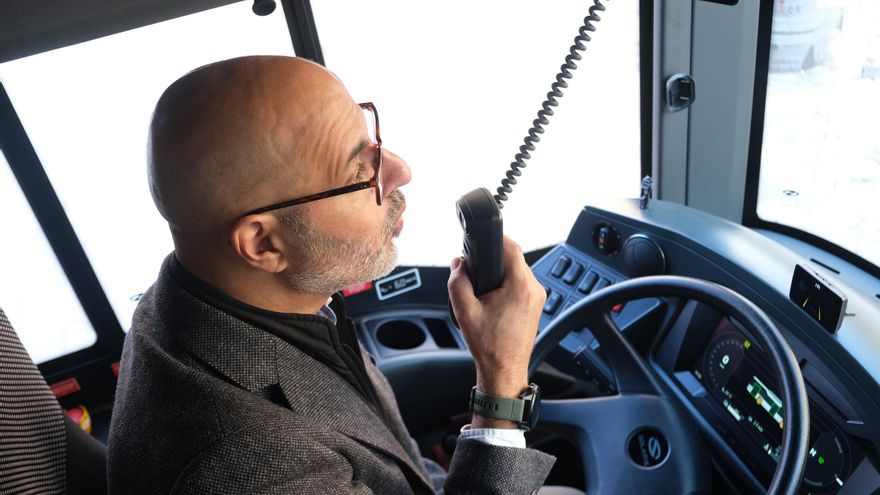 Elche incorpora los seis primeros autobuses eléctricos que obligan al conductor a soplar para poder arrancar