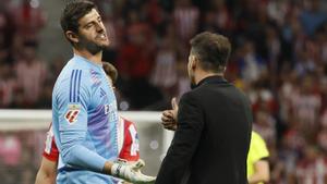 Thibaut Courtois conversa con Simeone en el partido entre el Atlético y el Real Madrid