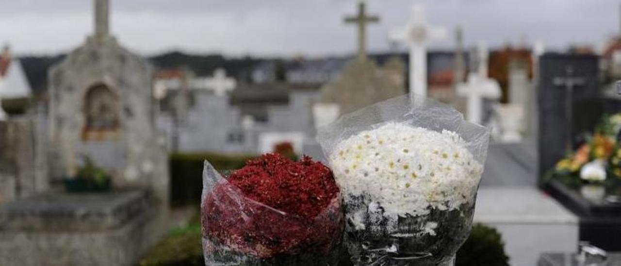 Flores nunha tumba do cemiterio vello do concello de Lalín.   | // BERNABÉ/JAVIER LALÍN