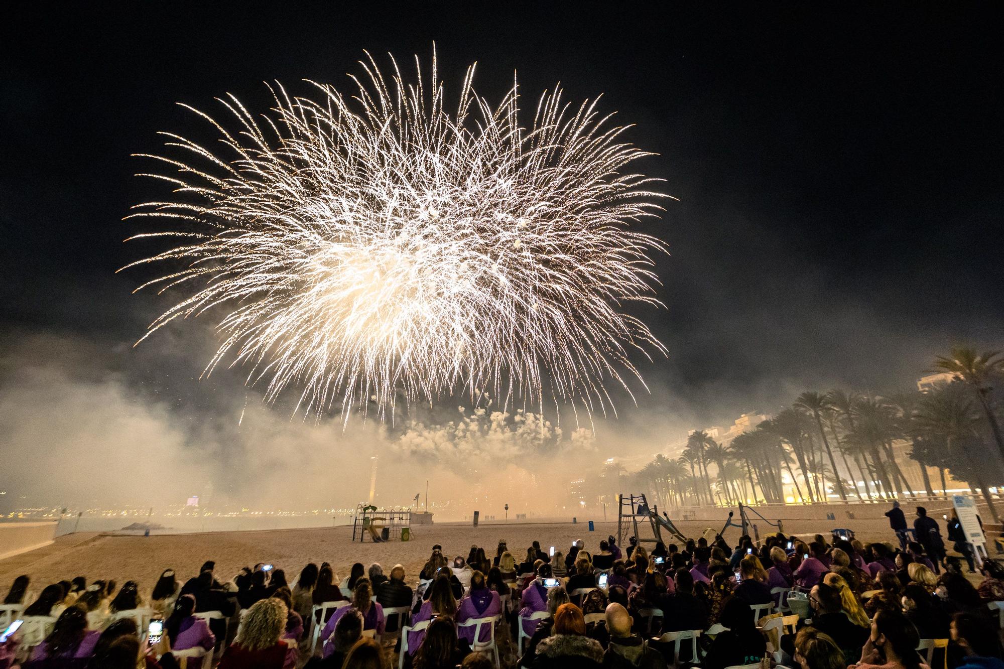 El desfile de carrozas y  el castillo de fuegos artificiales cierran las Fiestas de Benidorm