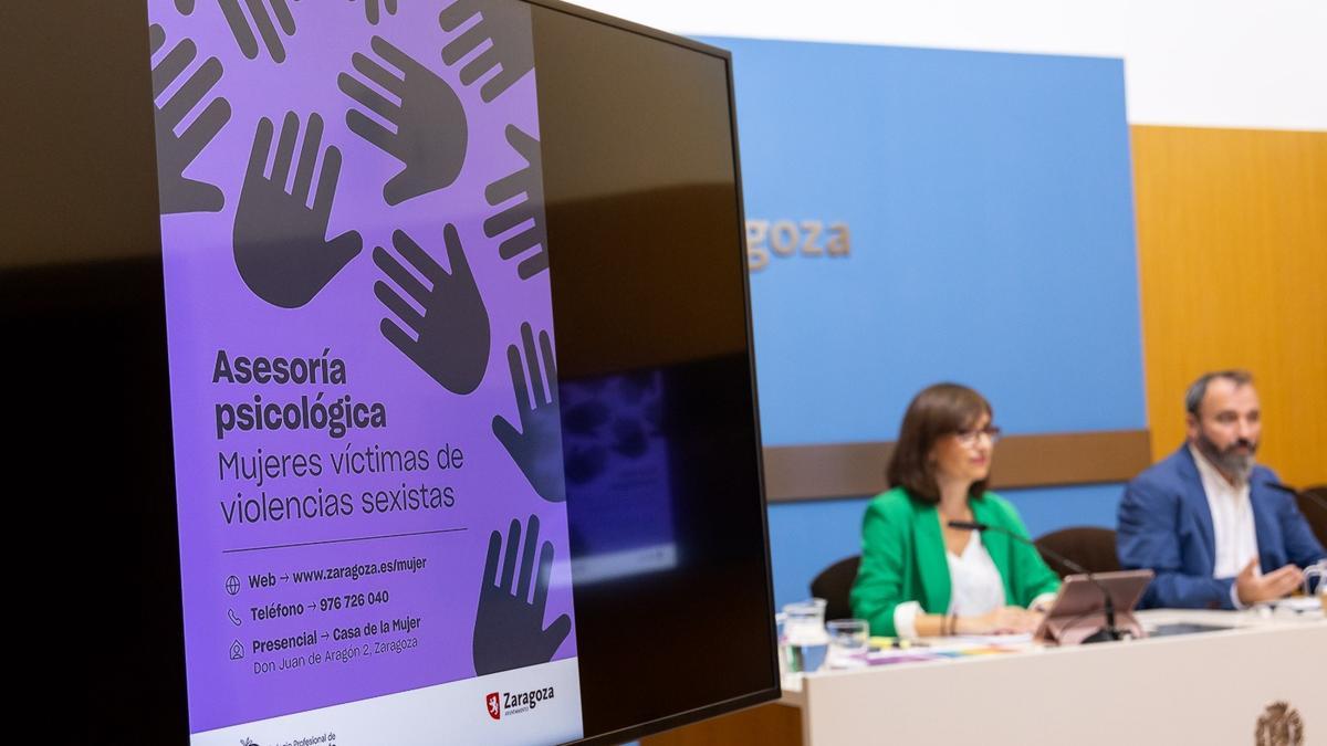 María Antoñanzas y Santiago Boira, este jueves en rueda de prensa presentando las dos nuevas asesorías a víctimas de violencia sexista y de delitos de odio.