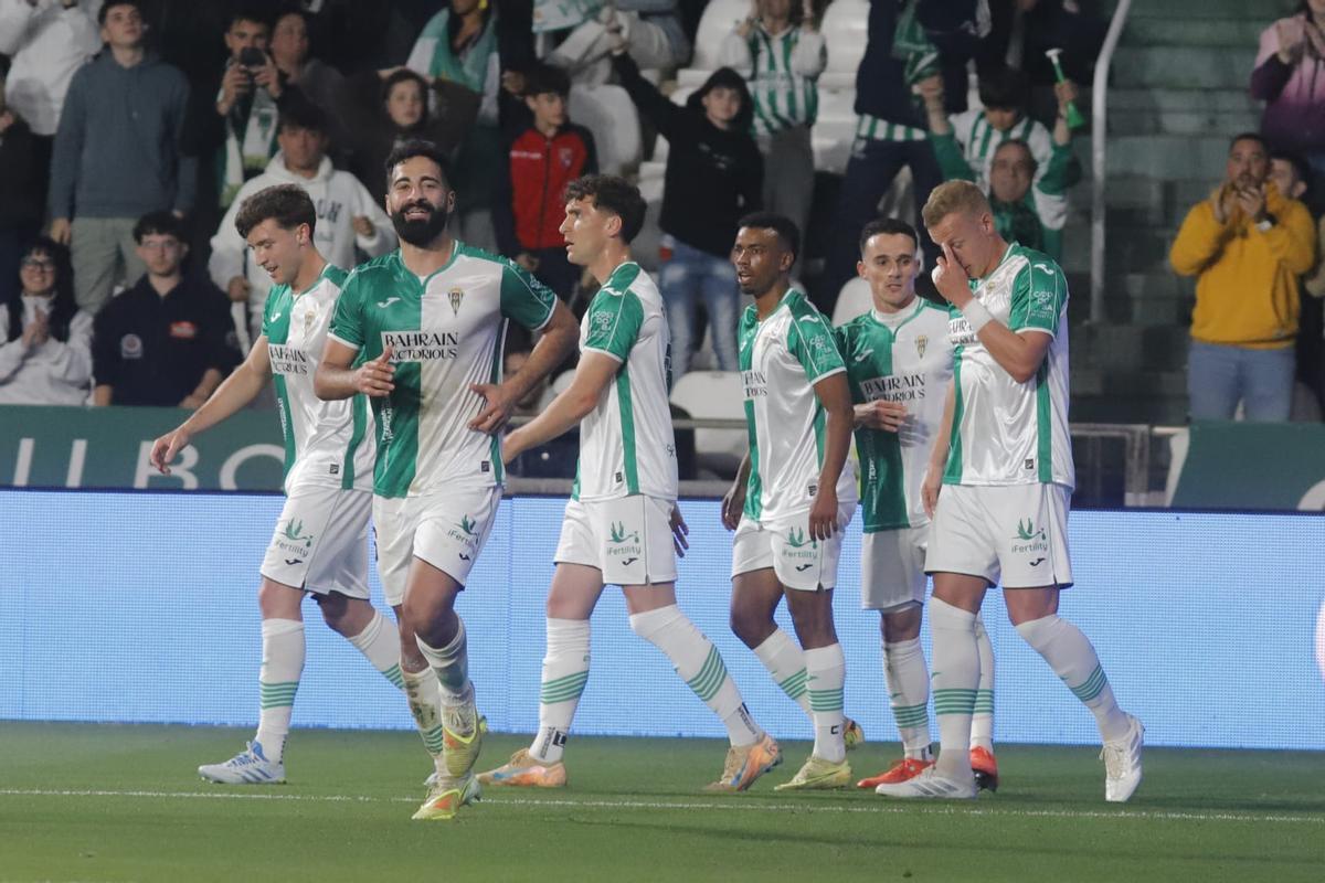 Los futbolistas del Córdoba CF celebran el gol anulado de Rubén Alves en El Arcángel ante el Zaragoza.