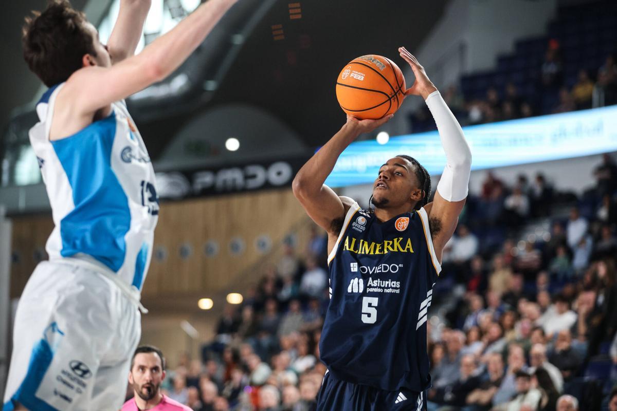 Greg Parham tira a canasta en el partido entre el Alimerka Oviedo y el Gipuzkoa Basket