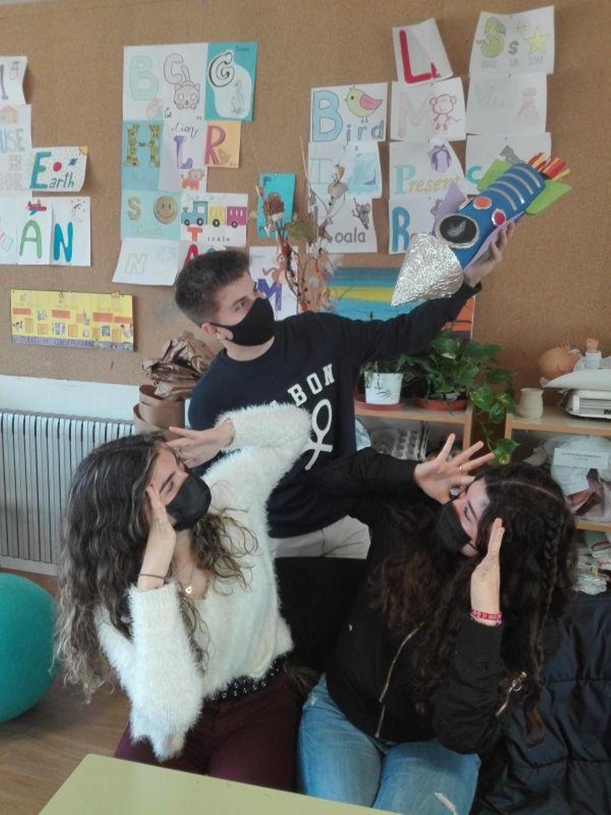 El trabajo de los estudiantes en 'Ni en la tierra ni en la luna'