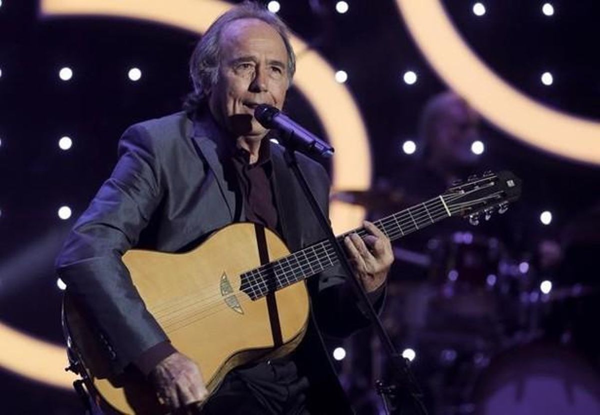 El cantautor Joan Manuel Serrat  durante su actuacion esta noche en la ceremonia de la 30 edicion de los Premios Goya 