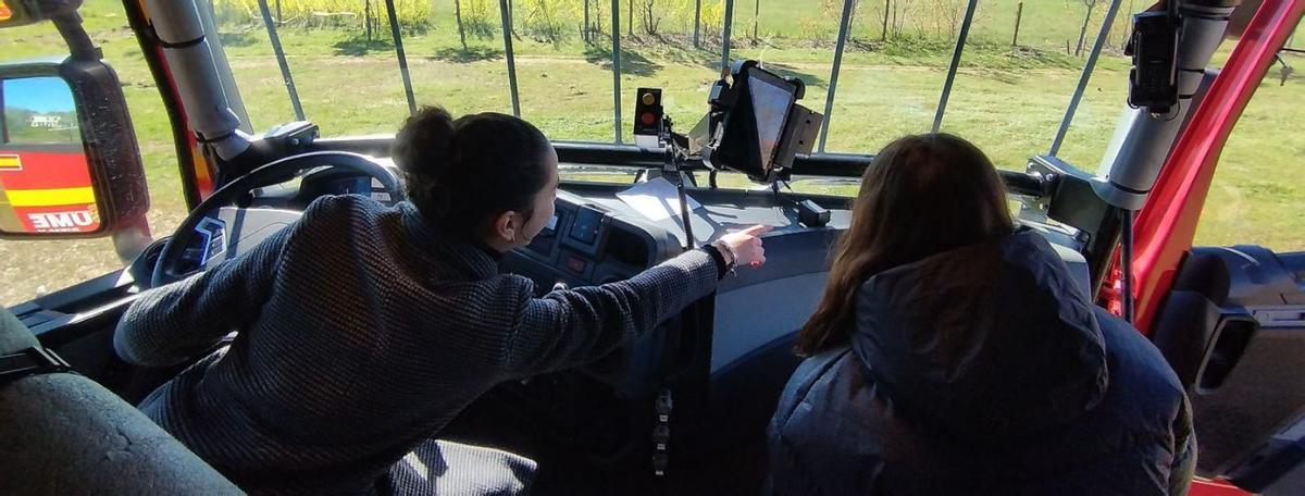 Dos jóvenes se ponen al volante de uno de los vehículos de la UME. | Cedida