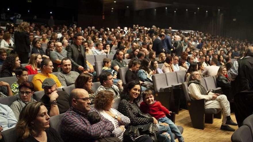 El Auditorio Municipal se llenó con un público de todas las edades. // Brais Lorenzo