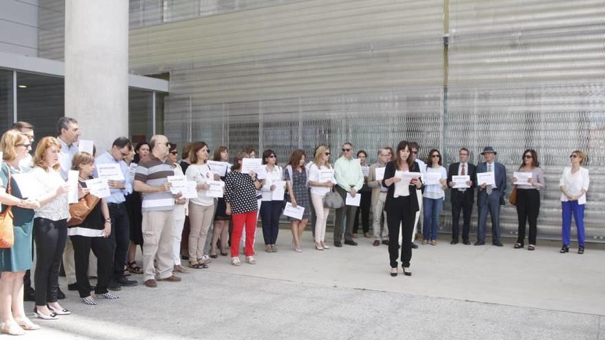 Momento de la concentración frente a la Ciudad de la Justicia en Murcia.