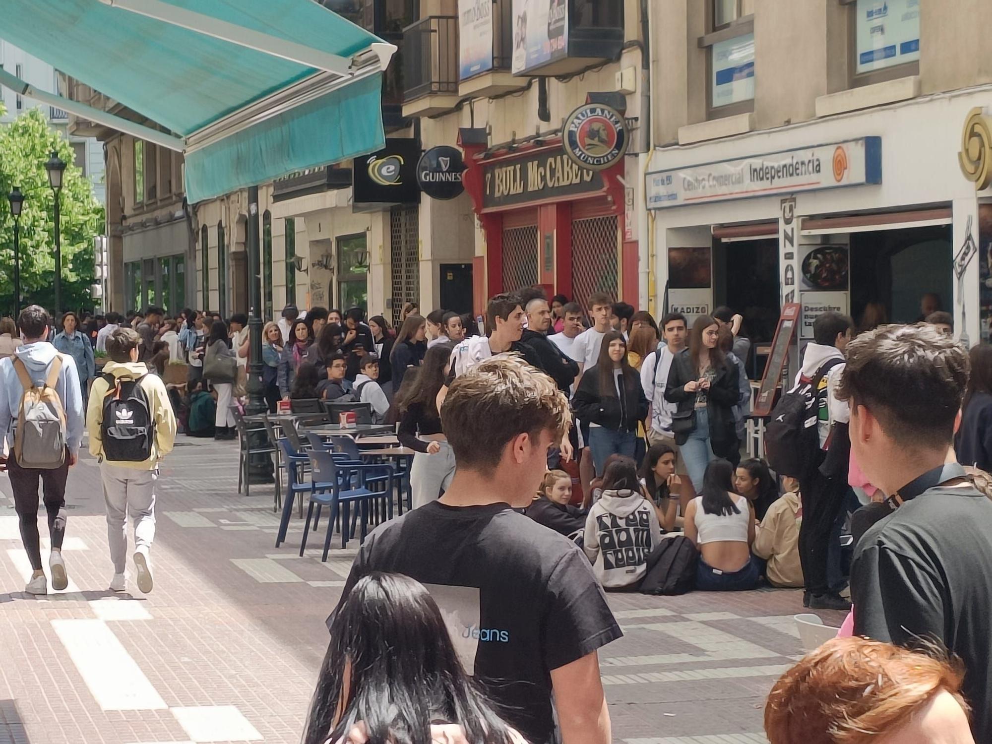 De calle Cádiz a plaza España: miles de jóvenes hacen fila para comprar las entradas de Espacio Zity en Zaragoza