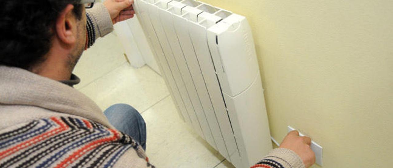 Un radiador de calefacción eléctrico en una vivienda. // Gustavo Santos