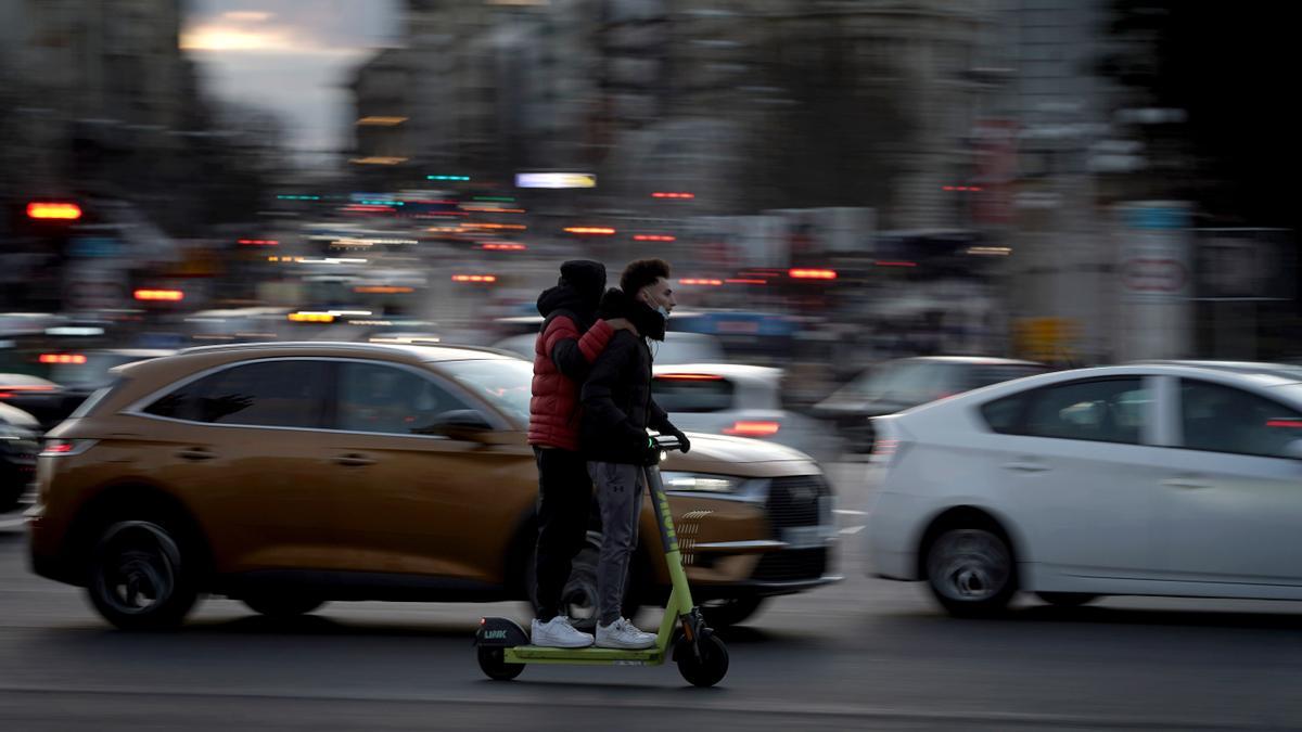 Personas circulan en patinete y bicicleta por el centro de la ciudad. FOTO JOSÉ LUIS ROCA