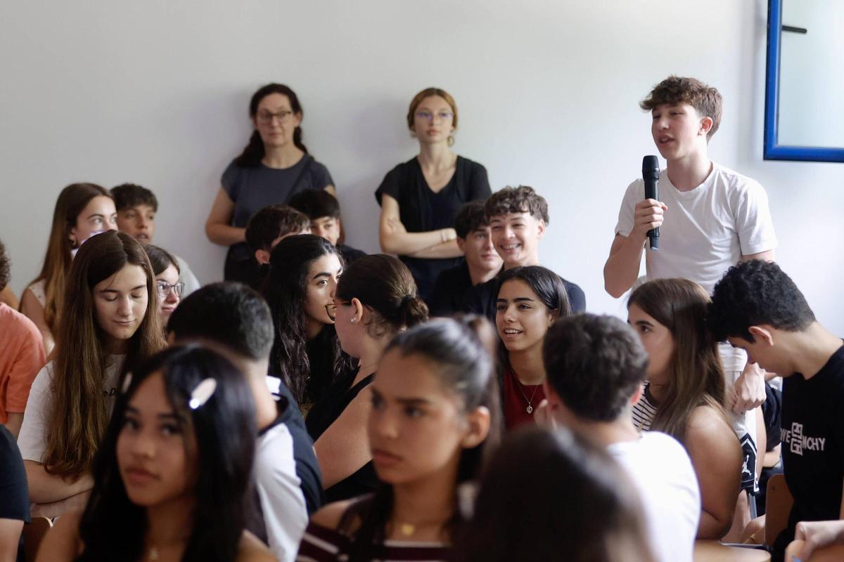 Un chaval hace una pregunta durante la joranda en el IES de Benetússer.