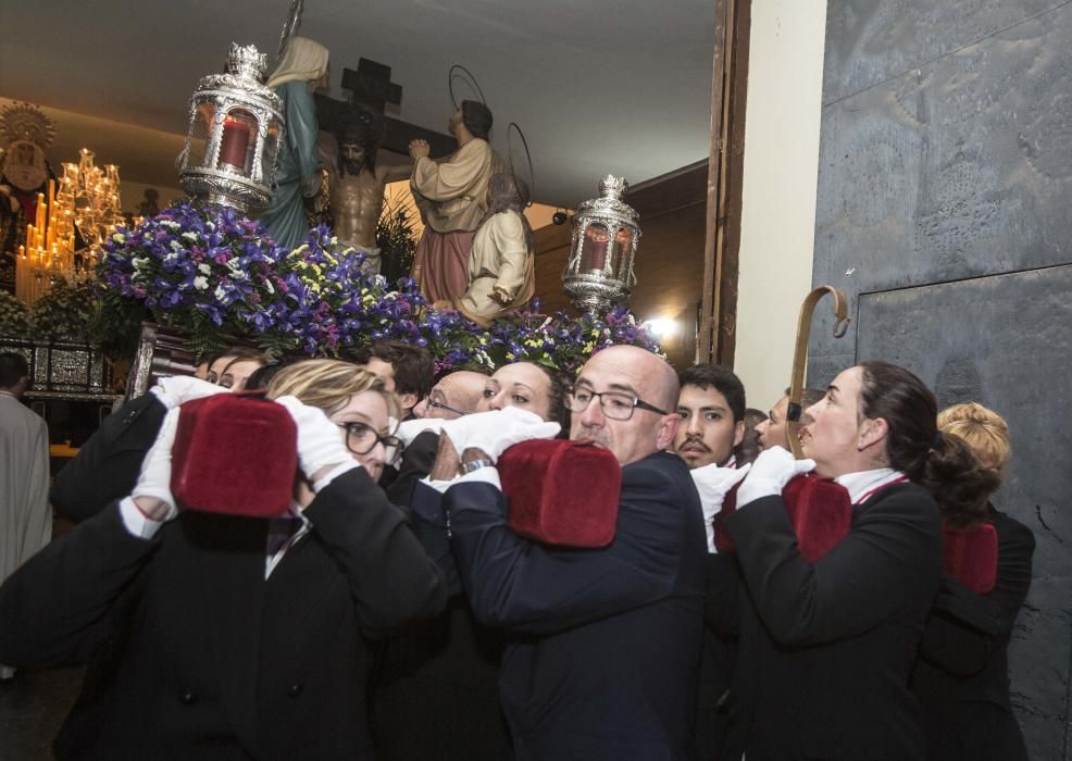 El numeroso cortejo de damas de mantilla caracteriza a esta hermandad