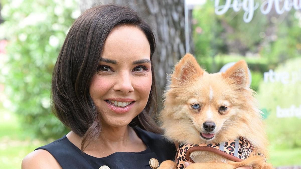 Chenoa, al costat de la Chloe, en una imatge promocional del programa 'Dog House'.