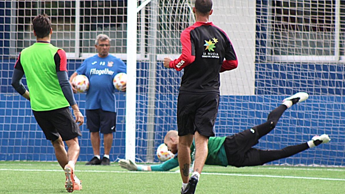 La plantilla de La Nucía ensaya los lanzamientos desde el punto de penalti en su último entrenamiento.