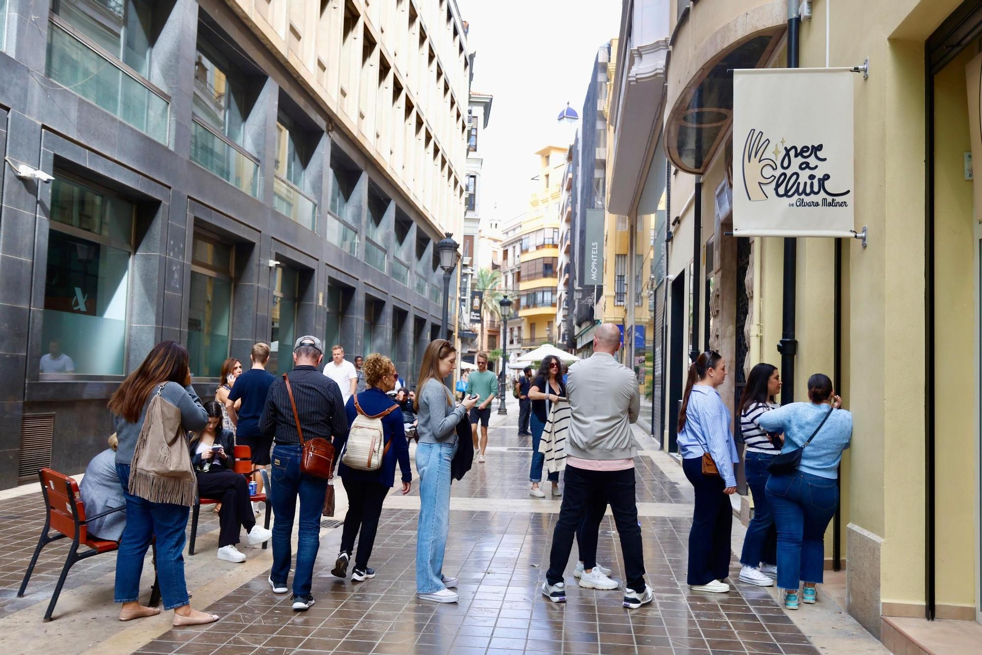 Colas en las tiendas de indumentaria valenciana