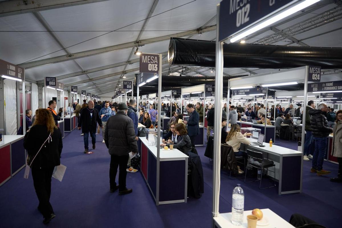 Mesas dentro de la Carpa