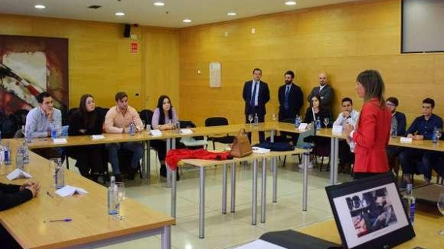 Sociedad Textil Lonia capta alumnado en el campus