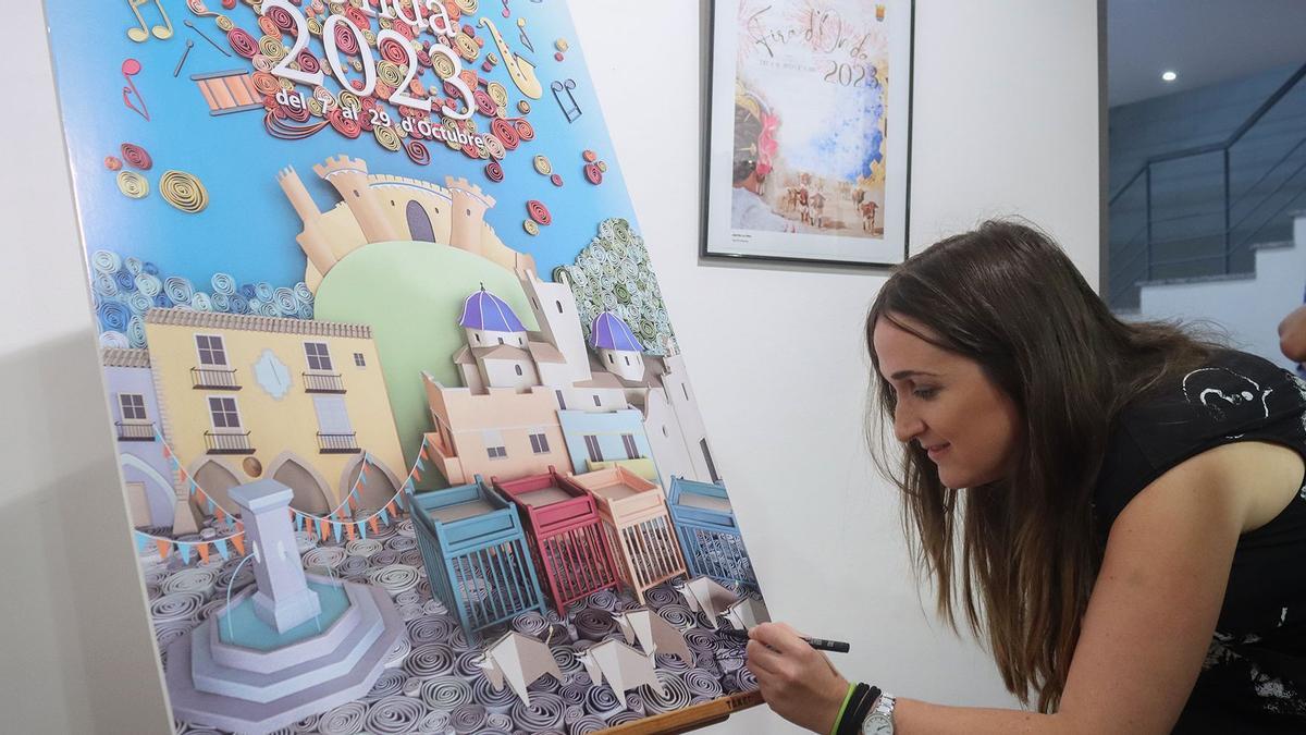 Ganadora del concurso de carteles de la Fira d'Onda 2023 firmando su obra.