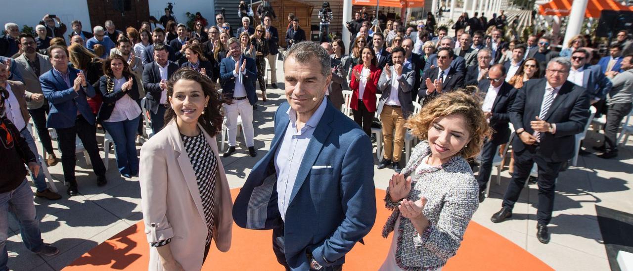 Inés Arrimadas, Toni Cantó y Marta
Martín, en un acto celebrado por
Ciudadanos en Alicante en 2019.
 Alex Domínguez