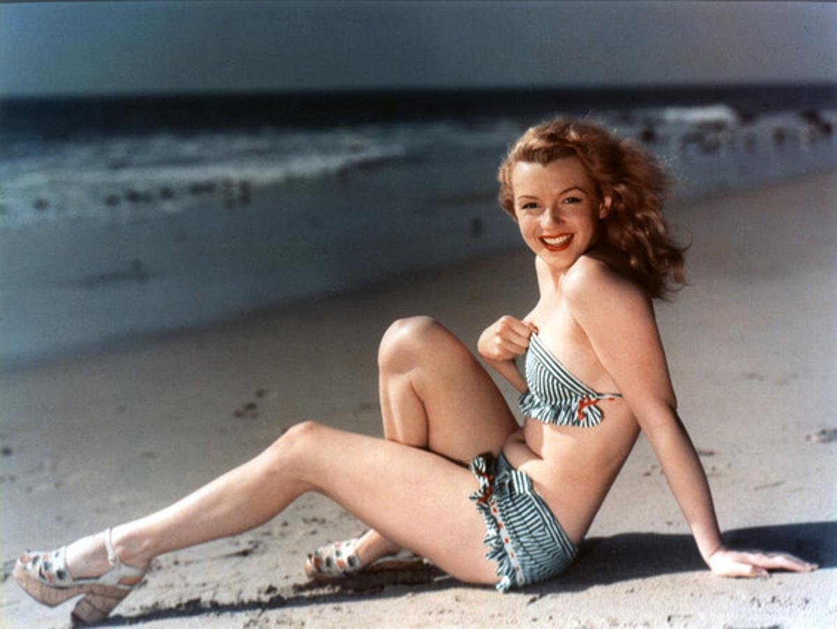 Una fotografia del Museu de Brooklyn titulada ’Marilyn a la platja, 1949’.