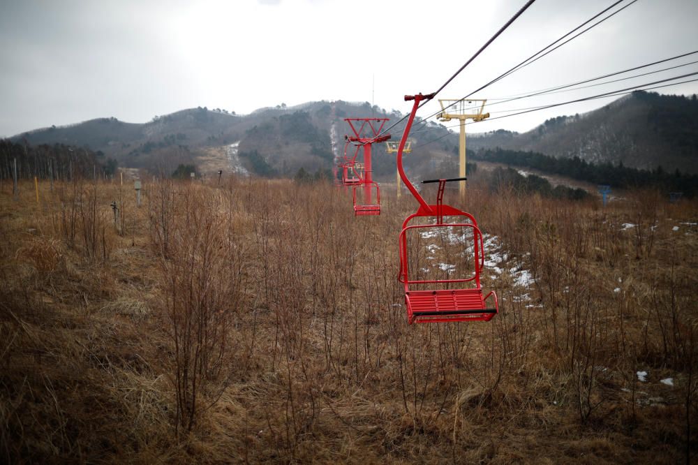 L'aspecte fantasmagògric predomina a les instal·lacions abandonades de l'estació d'esquí Alps Ski Resort, a Corea del Sud, tancat des del 2006.